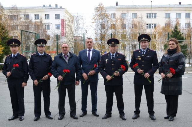 Сотрудники и ветераны ОВД в Надыме почтили память погибших милиционеров.