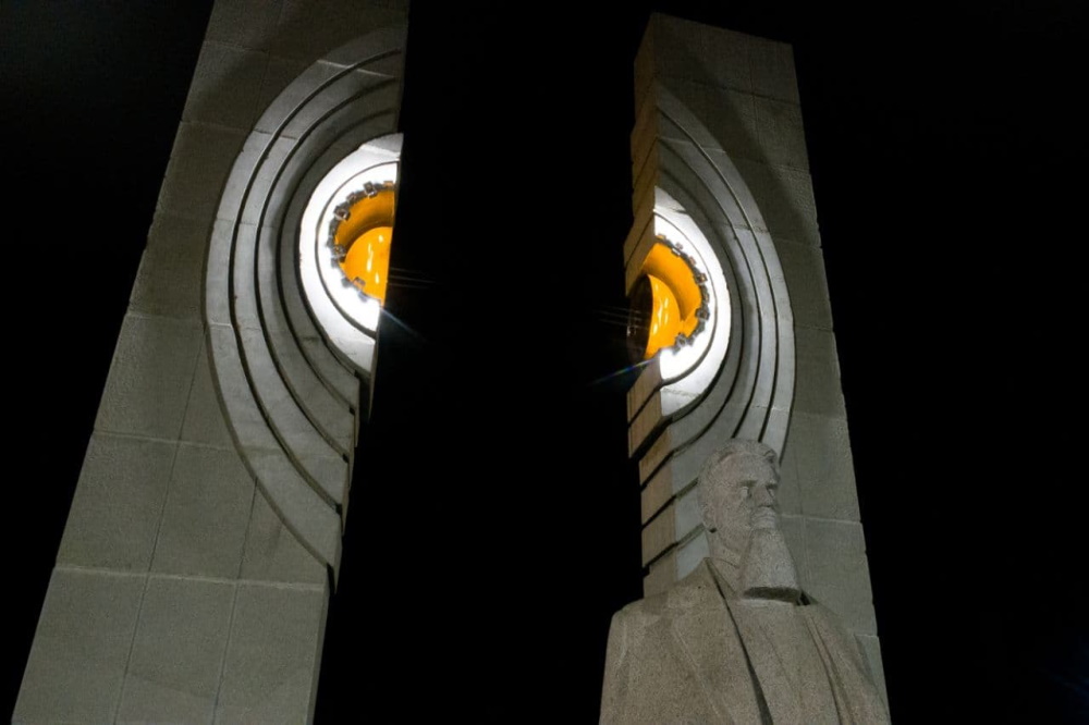 Подсветка памятник Курчатову в Челябинске.