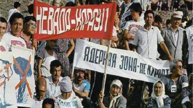 «Ядерная зона — не курорт!» — лозунги начала 90-х годов в Семипалатинской области.