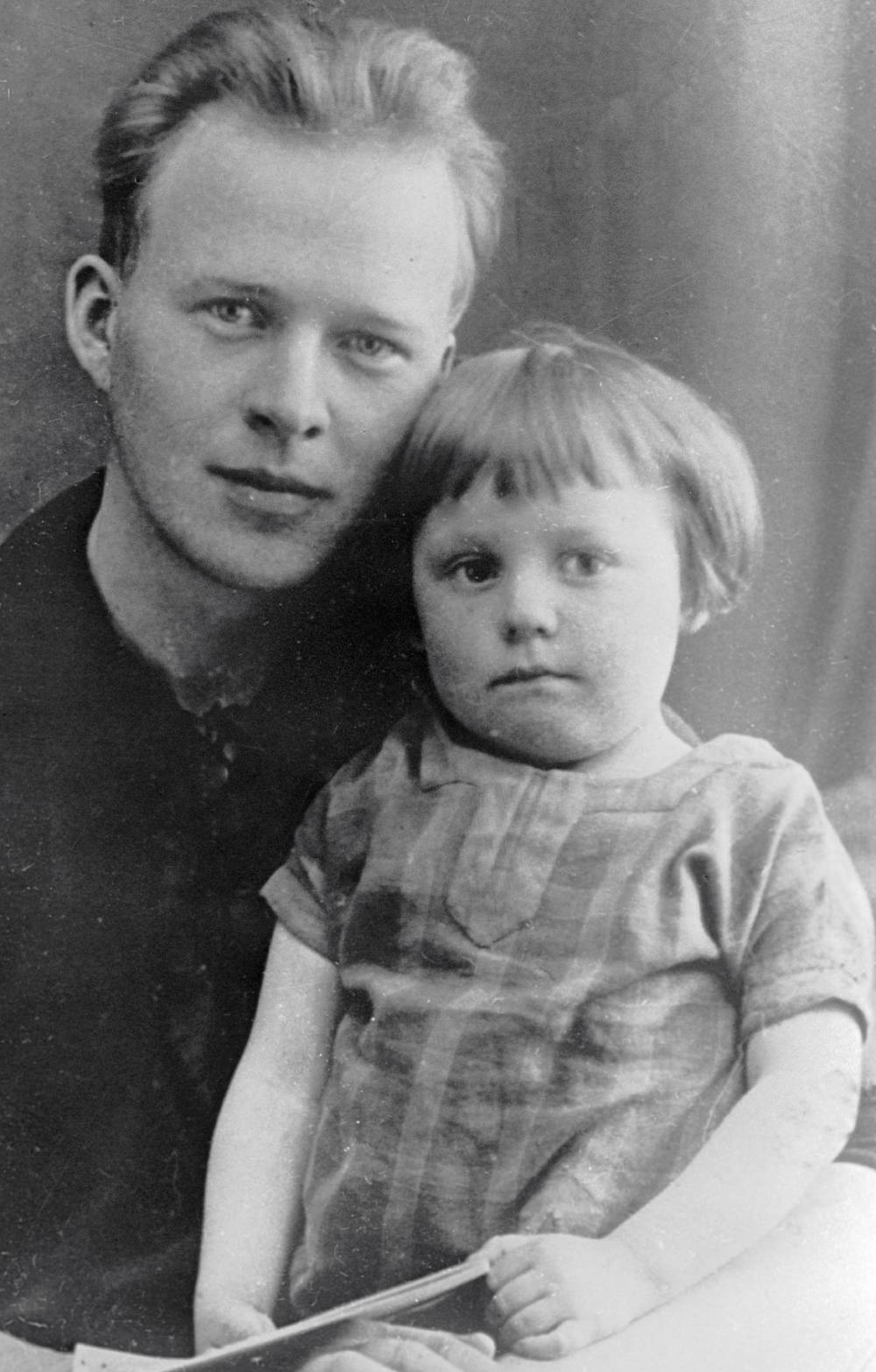Писатель Аркадий Гайдар с сыном Тимуром, 1928 год 