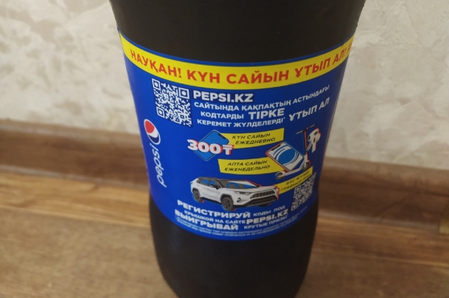 На бутылка есть информация и на казахском, и на русском языке.