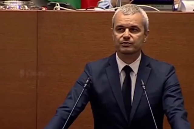 Депутат Костадин Костадинов обвиняет Украину в войне против своего народа и требует отказаться от передачи ей вооружения. 