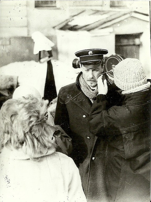 Олег Янковский готовится войти в кадр у Хлюстинской больницы. 1987 г.