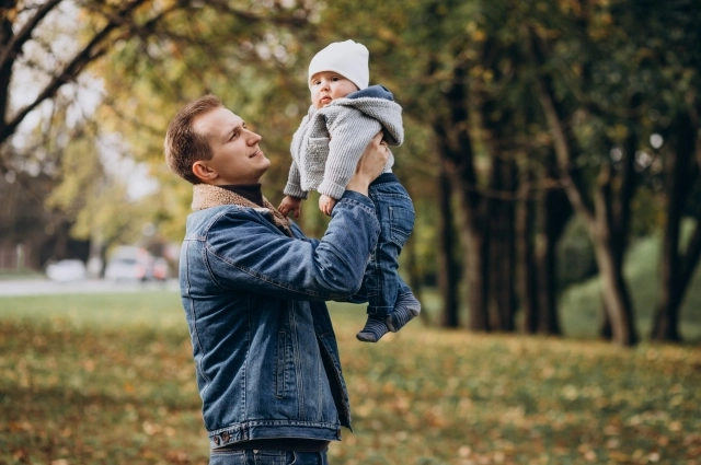 Папа может оформить отпуск по уходу за ребёнком и сразу же написать заявление на ежемесячное пособие.