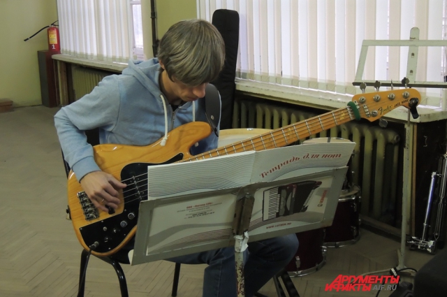 Первокурсник Михаил считает удачей возможность учиться у бас-гитариста мирового уровня