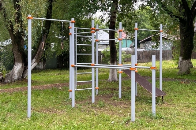 В Орджоникидзевском районе сделали детскую площадку (ул. Щербакова, 40).