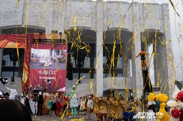 В августе на площади перед Театром-Театром прошёл фестиваль уличных театров