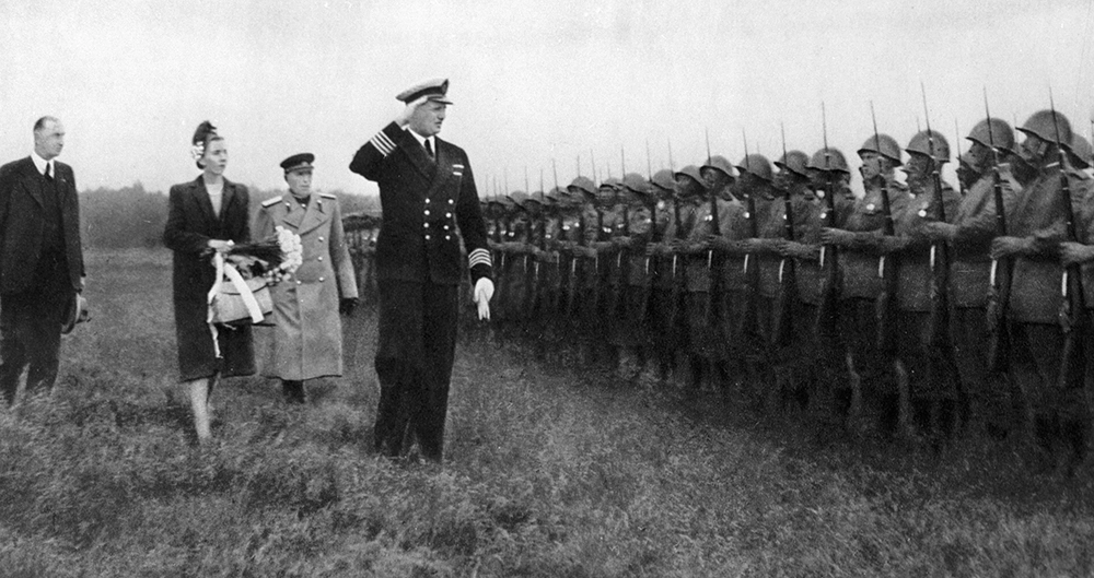 Кронпринц Фредерик, кронпринцесса Ингрид, и губернатор острова Стеманн с командующим советскими войсками генералом Федором Коротковым обходят строй советских войск, освободивших остров Борнхольм во время Великой Отечественной войны.
