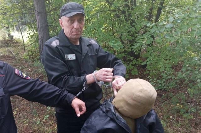 Ангарский маньяк Михаил Попков показывает, как совершал убийство.