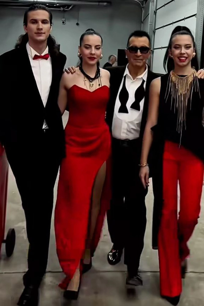 Александр Буйнов с внуками.