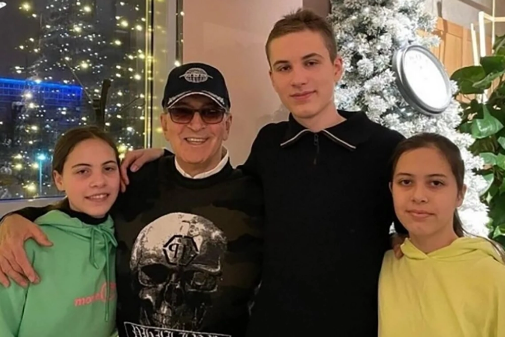 Александр Буйнов с внучками Дарьей и Софьей и внуком Александром.
