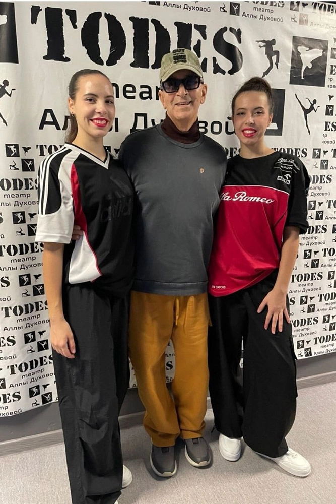 Александр Буйнов с внучками.