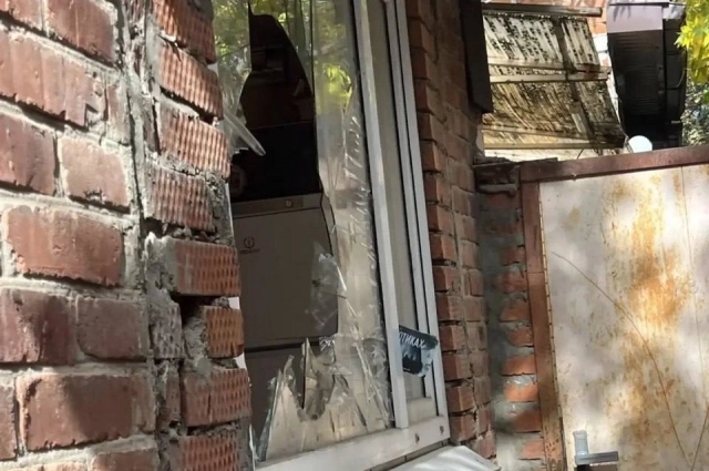 В одной из комнат дома выбито окно.