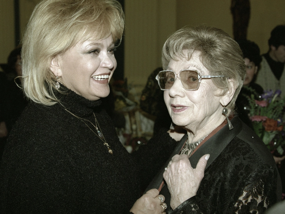 Актрисы Ирина Шевчук (слева) и Лидия Смирнова (справа) перед церемонией вручения Государственных наград России в Кремле. 07.03.2000