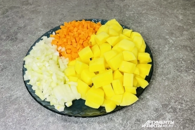 Морковь и лук лучше резать кубиками