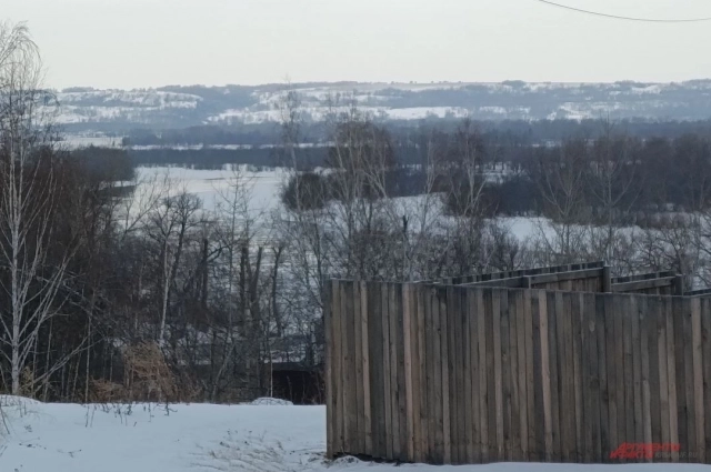 Сразу за поселком Тартат находится река Енисей.