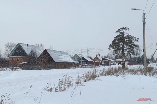 Въезд в поселок. Дом Усольцевых находится на второй линии от трассы.