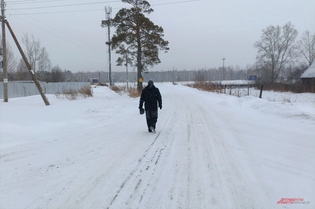 На улице в поселке людей почти нет.