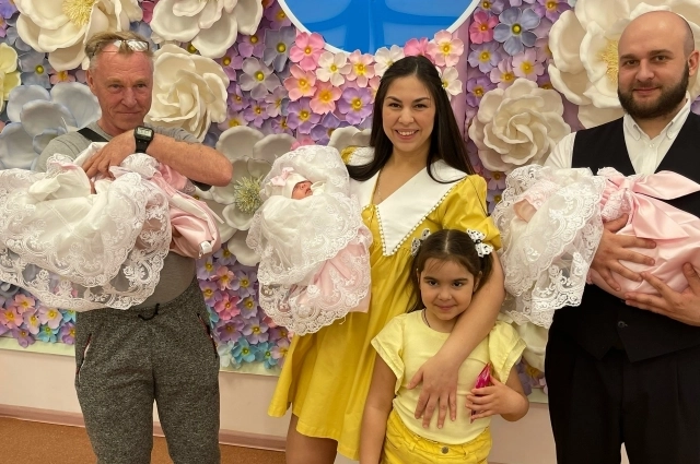 Старшая сестра новорождённой тройни София хочет научить девочек танцевать, а дедушка (слева) обещает помогать родителям во всём.