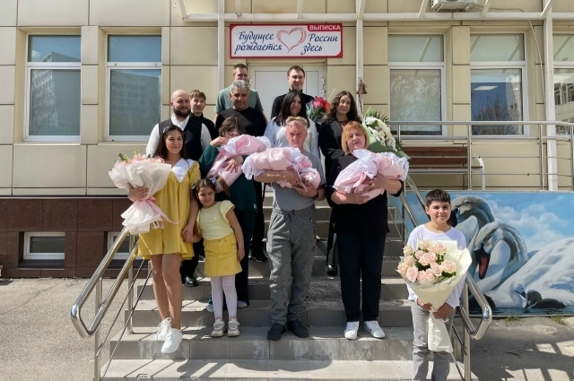 Встречать малышек из роддома приехало много родственников и друзей из Таганрога.