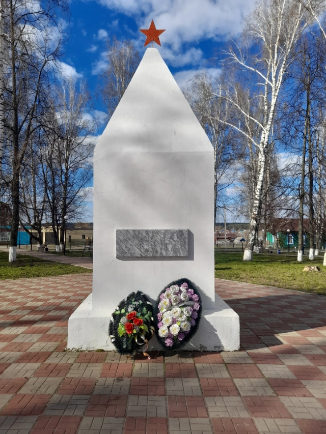Так, сиротливо и скромно, выглядит обелиск павшим воинам сегодня. 