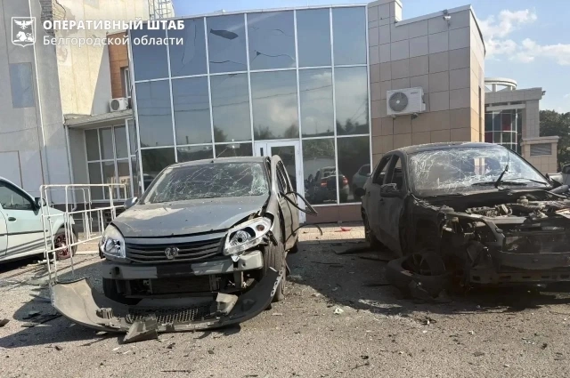 В посёлке Ракитное FPV-дрон нанёс удар по парковке — повреждены три автомобиля, остекление и фасад социального объекта.