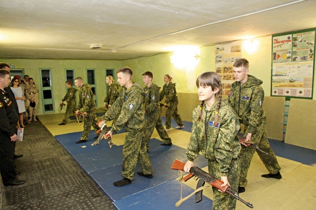 Мальчики и девочки уже совершили свой первый прыжок с парашютом и теперь проходят подготовку морских пехотинцев и десантников.