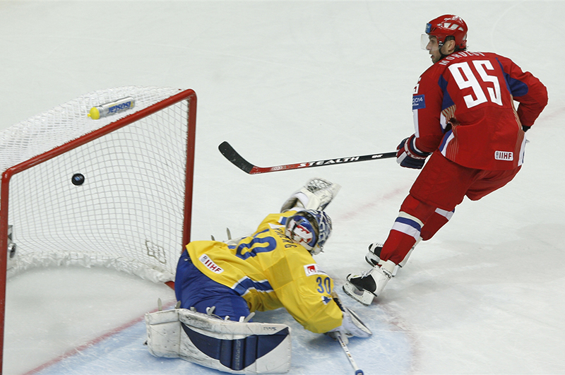 Алексей Морозов забивает шайбу в ворота шведской сборной на Чемпионате мира по хоккею-2007. 12 финала Швеция - Россия 2:4