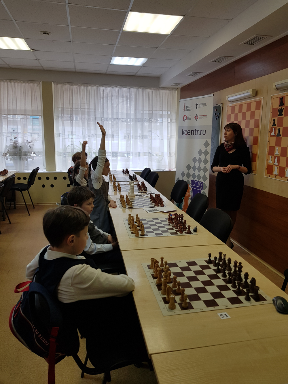 Мастер ФИДЕ по шахматам,  руководитель ресурсного шахматного центра в Ижевске Светлана Дерябина ведёт урок для младших школьников.
