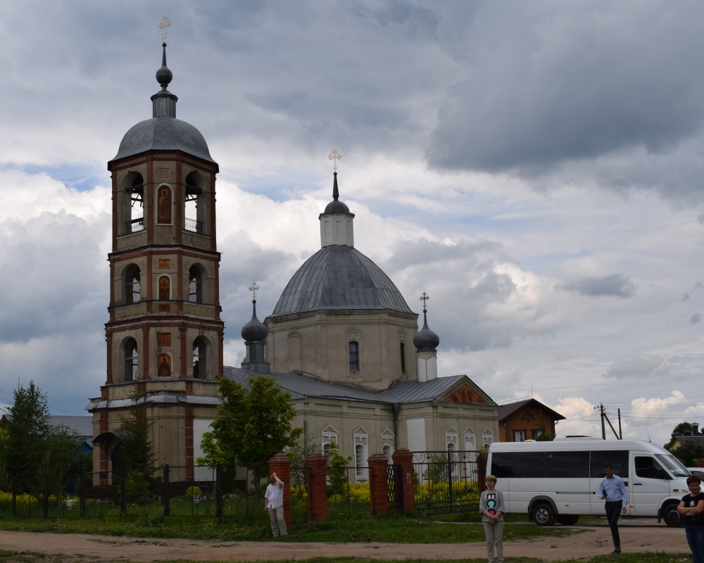 Сохранившаяся церковь селе Троицкое, возле которой находится могила Дашковой.