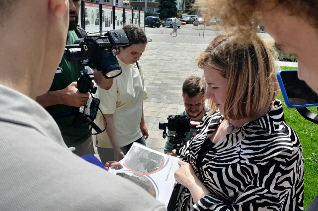 Ольга Лесных показала журналистам проекты оформления города к празднику.
