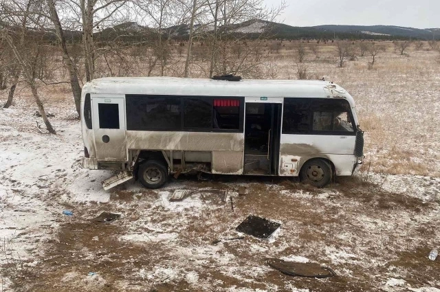 В момент, когда переворачивался автобус, у него вылетело переднее стекло.