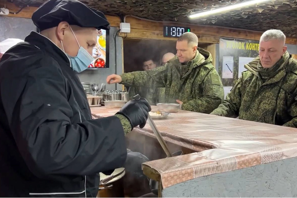 Прием пищи у бойцов.
