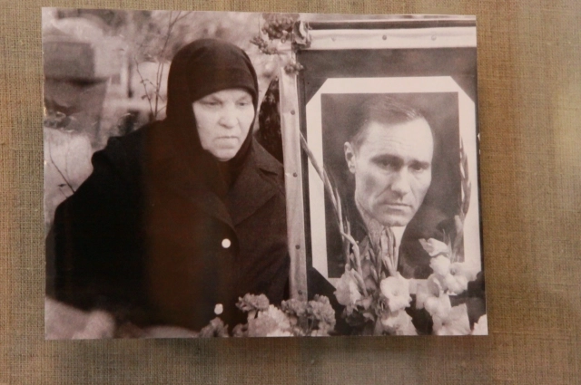 На могиле Шукшина тоже фотография Ковтуна.