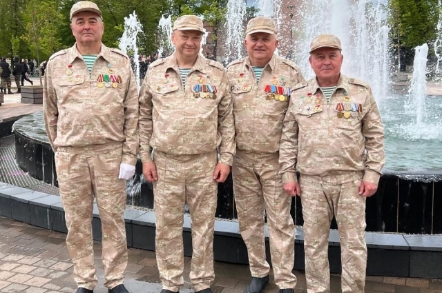 Александр Корякин с другими своими боевыми товарищами накануне парада (третий справа).