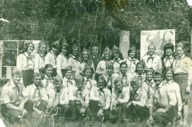 Самые первые комиссары - вожатые 1975 года стали первооткрывателями легендарного лагеря.