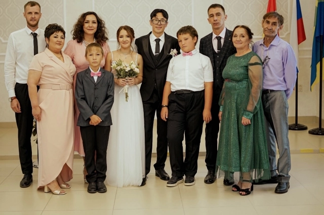 Андрей крайний слева. Зульфира с мужем крайние справа.