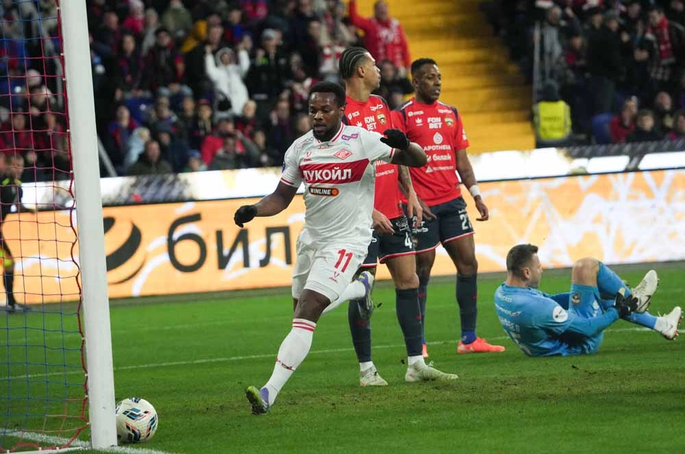 Ливай Гарсия (Спартак) забивает мяч в&nbsp;ворота вратаря Игоря Акинфеева (ЦСКА) в&nbsp;матче 11-го тура российской Премьер-лиги в&nbsp;Москве.