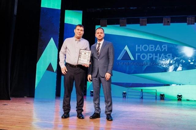 Водитель-оператор СЗМ АО ПВВ Борис Кузнецов - один из награжденных на торжестве, награду вручил глава Междуреченска Павел Камбалин.