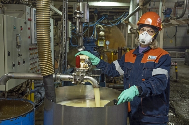 В цехе по производству эмульсии аппаратчики тщательно контролируют подачу компонентов в гомогенизатор.