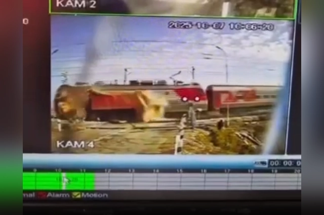 Водитель успел выпрыгнуть из грузовика в последнюю секунду.