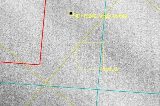 Едва различимое пятнышко в центре обведённого жёлтым квадрата в центре снимка и есть та самая межзвёздная комета.
