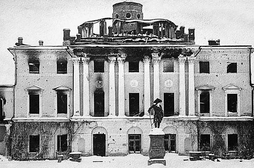 Павловский дворец горел три дня. Восстанавливать его начали уже в 1944 году.