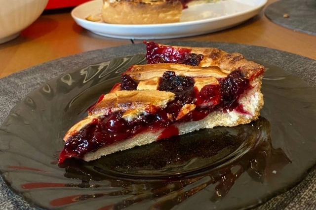 Самое главное в похудении на долгий срок — не ударятся в крайности. Летом я испекла пирог из свежей вишни с дачи.