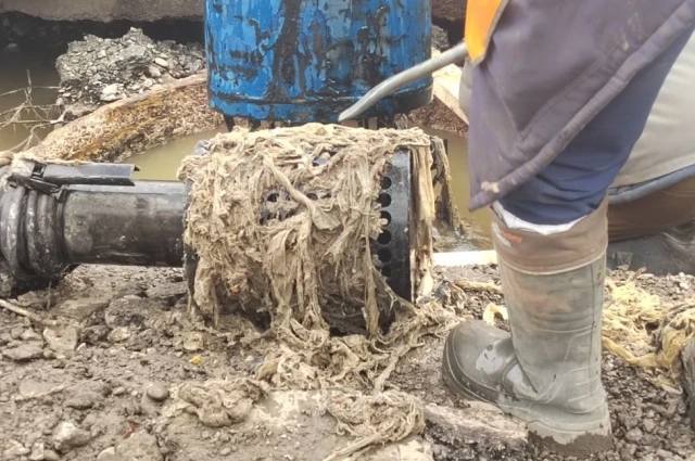 На выходных мощный насос приходилось очищать от мусора каждые полчаса.