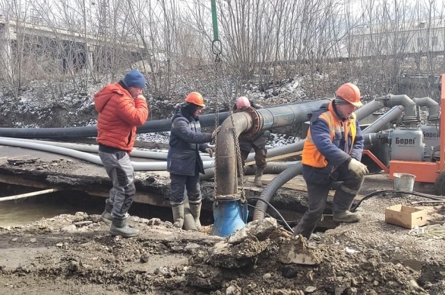 Работы на месте порыва мега-коллектора на Семафорной идут круглосуточно.