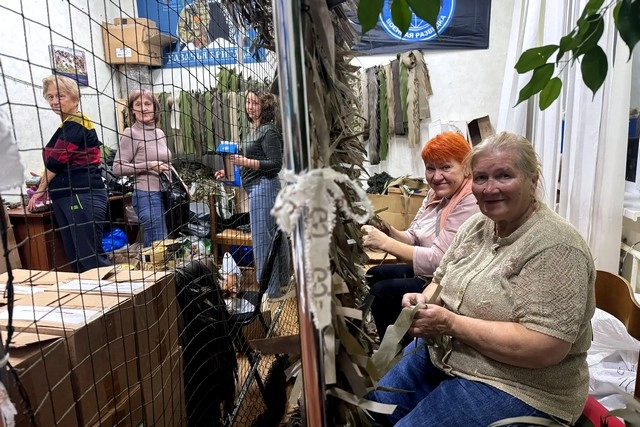 Активистки женсовета ходят плести сети, как на работу.