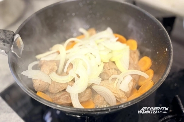 Овощи нужно класть тогда, когда мясо уже почти готово.