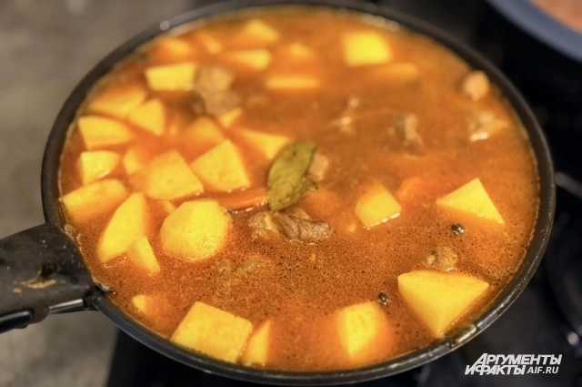 Если вы хотите тушёную картошку с бульоном - добавьте воды столько, чтобы она закрыла картошку. 