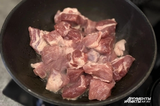Мясо стоит обжаривать очень хорошо.